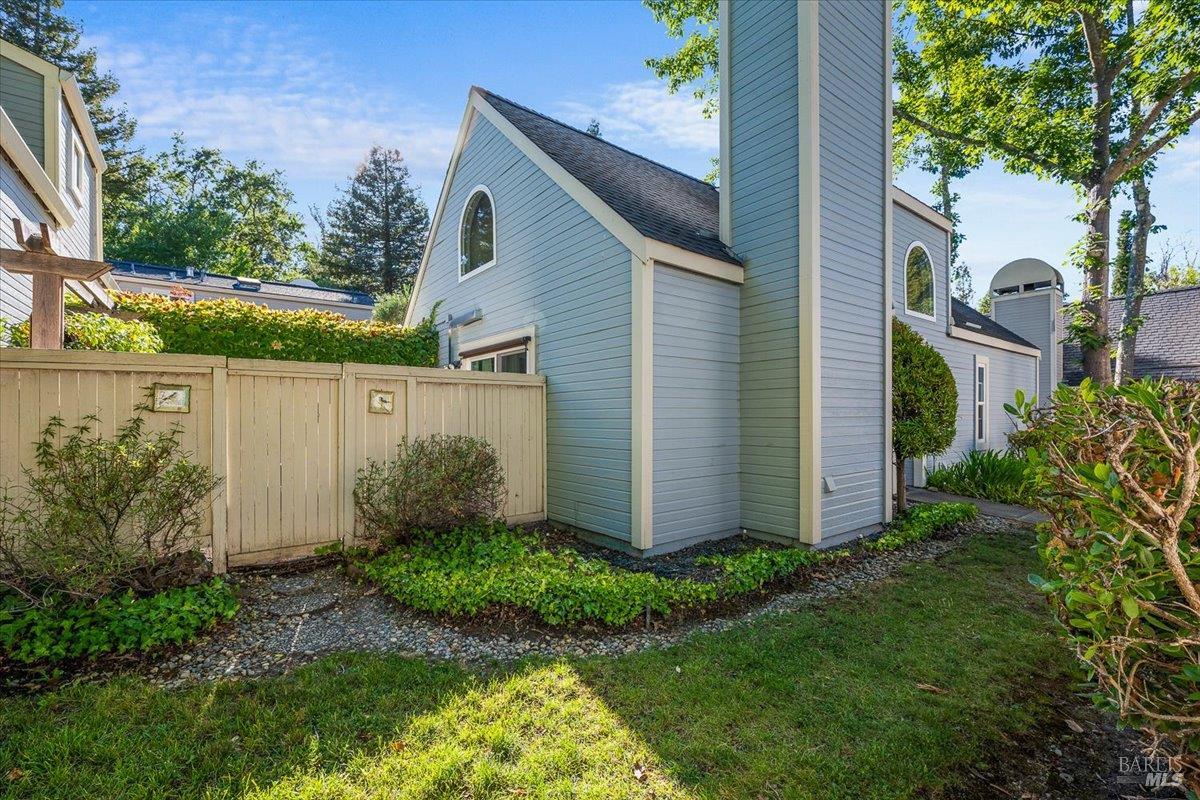 Detail Gallery Image 2 of 39 For 2707 Lakeview Dr, Santa Rosa,  CA 95405 - 2 Beds | 1 Baths