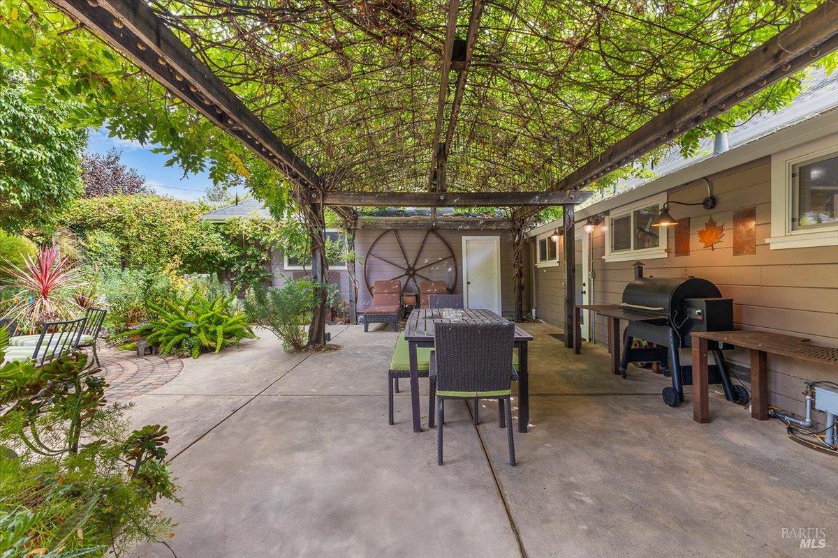 Detail Gallery Image 24 of 34 For 421 University St, Healdsburg,  CA 95448 - 3 Beds | 2/1 Baths