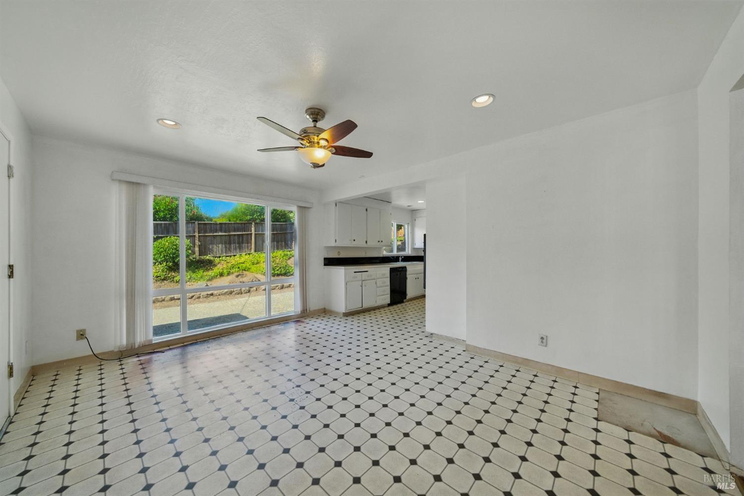 Detail Gallery Image 13 of 51 For 2559 Las Gallinas Ave, San Rafael,  CA 94903 - 5 Beds | 2/1 Baths