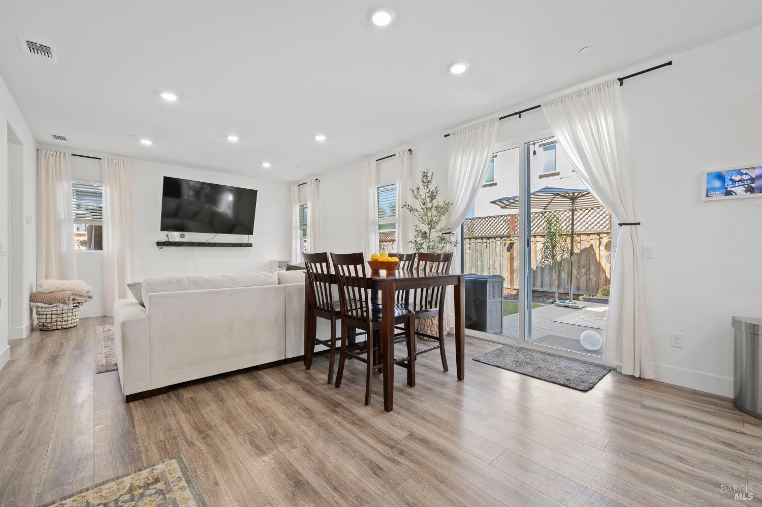 Detail Gallery Image 7 of 25 For 6048 Oak Leaf Pl, Rohnert Park,  CA 94928 - 3 Beds | 2/1 Baths