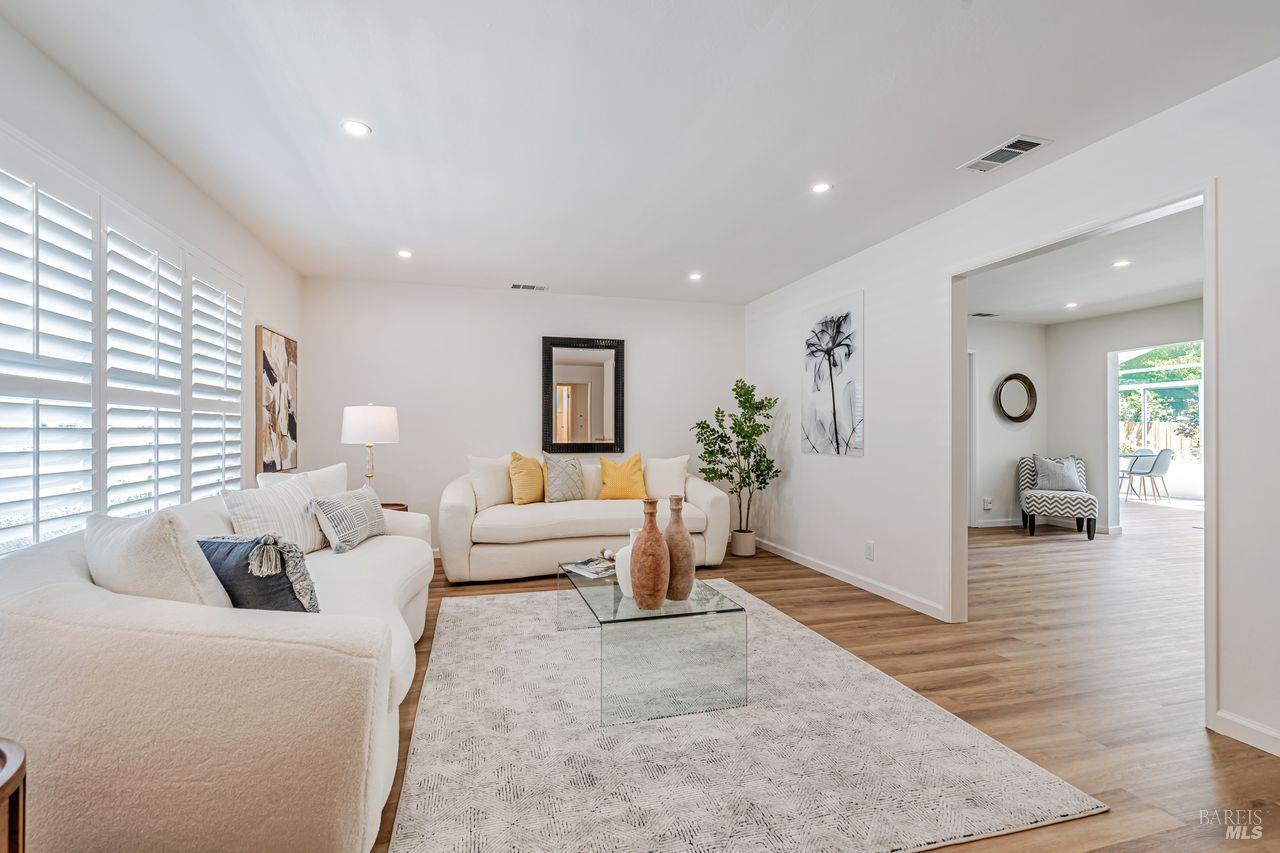 Detail Gallery Image 7 of 38 For 2180 Las Gallinas Ave, San Rafael,  CA 94903 - 3 Beds | 2 Baths