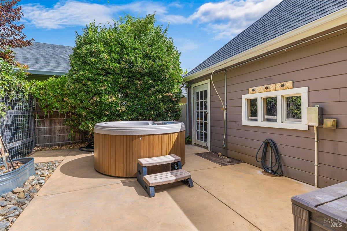 Detail Gallery Image 30 of 34 For 421 University St, Healdsburg,  CA 95448 - 3 Beds | 2/1 Baths