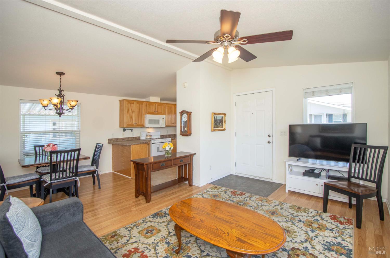 Detail Gallery Image 3 of 33 For 63 Oakwood Dr, Petaluma,  CA 94954 - 3 Beds | 2 Baths
