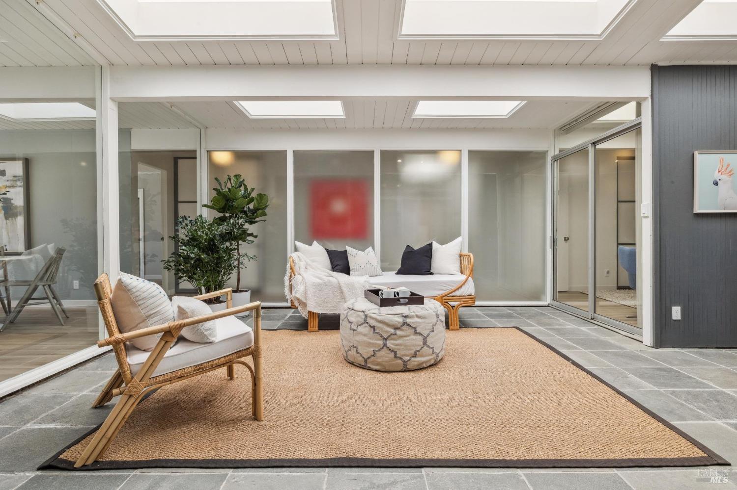 Detail Gallery Image 11 of 47 For 35 Golden Hinde Blvd, San Rafael,  CA 94903 - 4 Beds | 2 Baths