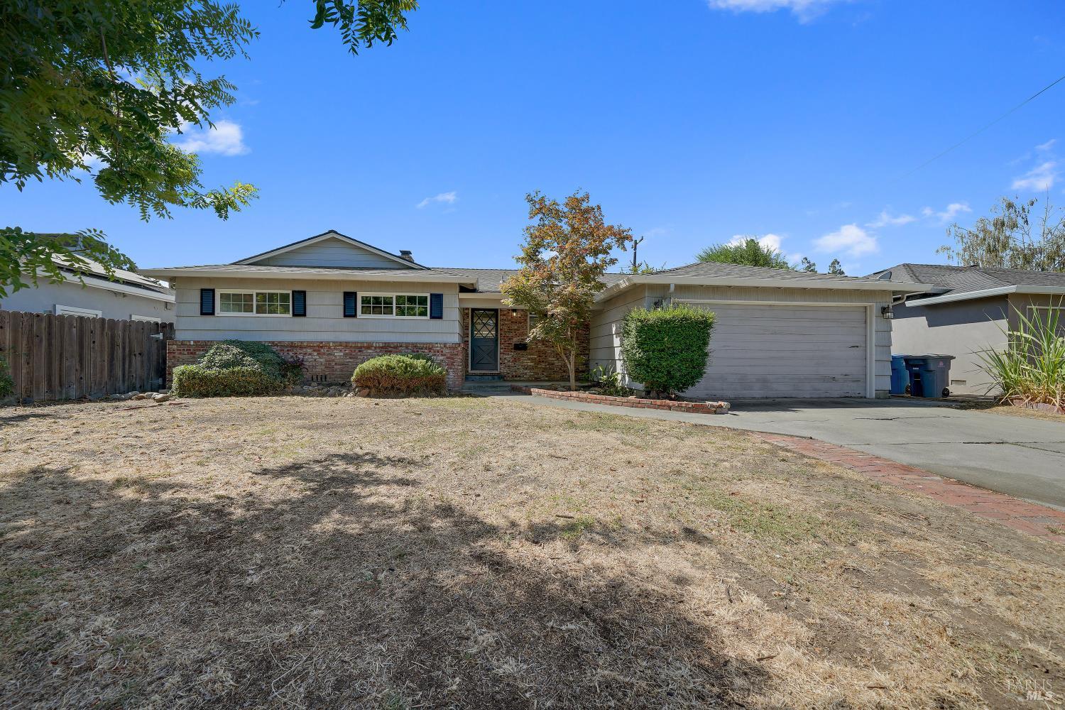 Detail Gallery Image 1 of 42 For 621 W D St, Dixon,  CA 95620 - 3 Beds | 2 Baths