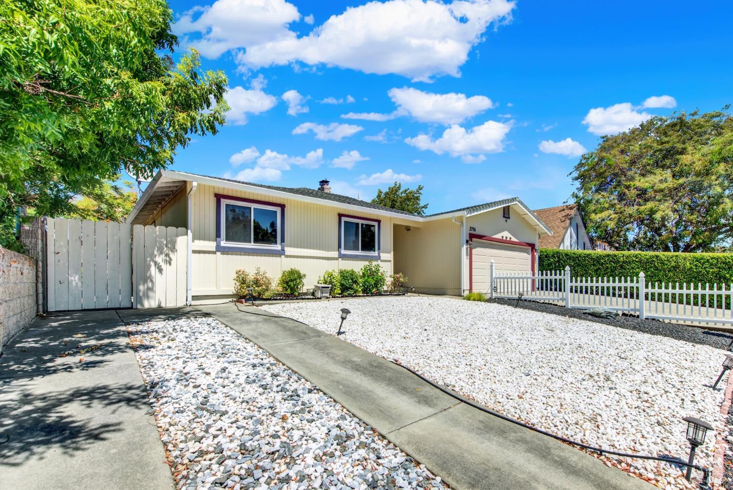 Detail Gallery Image 3 of 35 For 2796 Mankas Blvd, Fairfield,  CA 94534 - 3 Beds | 2 Baths