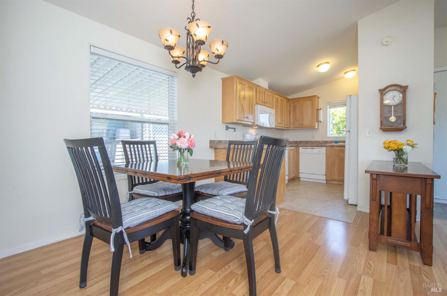 Detail Gallery Image 10 of 33 For 63 Oakwood Dr, Petaluma,  CA 94954 - 3 Beds | 2 Baths