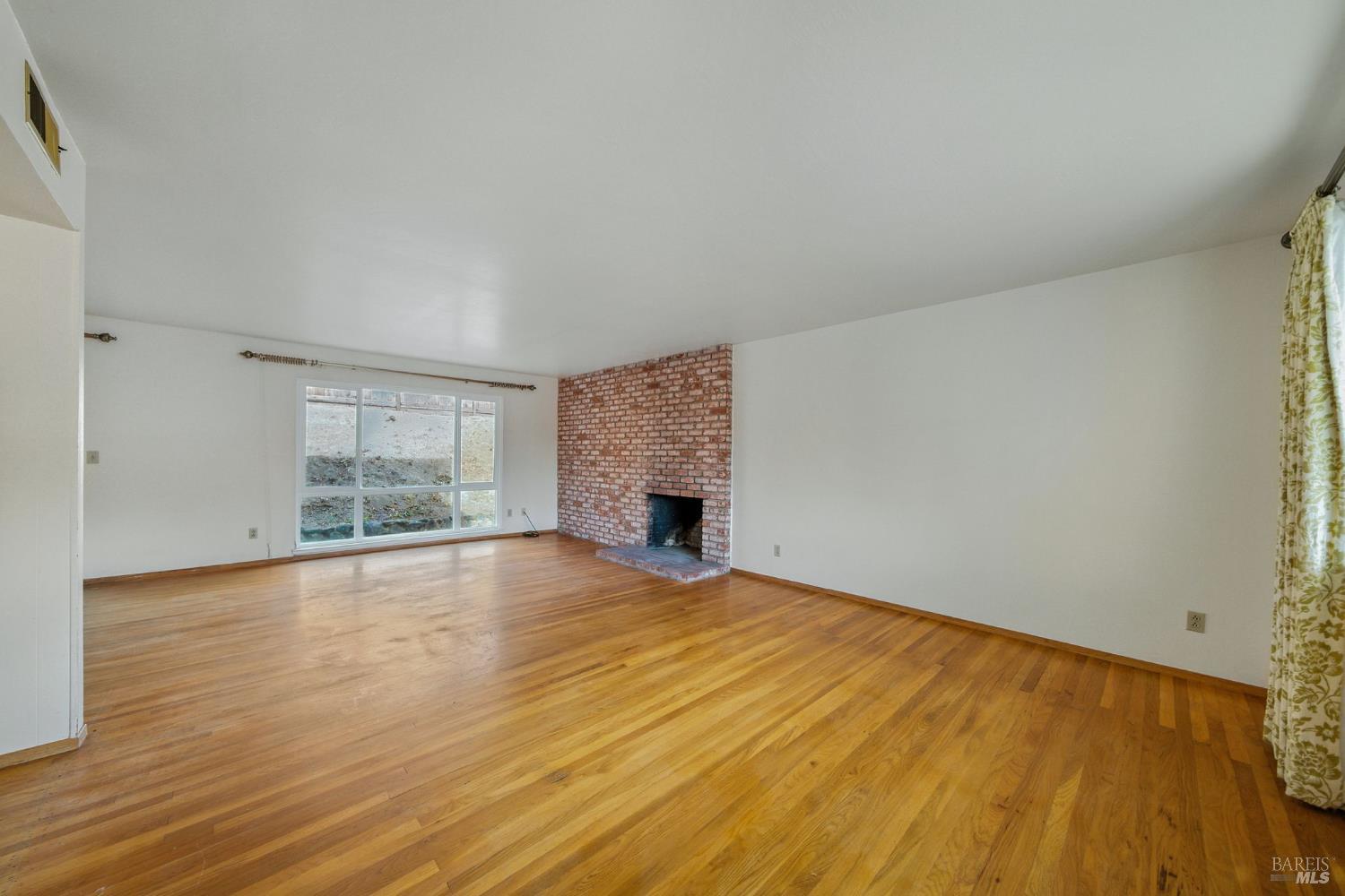 Detail Gallery Image 4 of 51 For 2559 Las Gallinas Ave, San Rafael,  CA 94903 - 5 Beds | 2/1 Baths