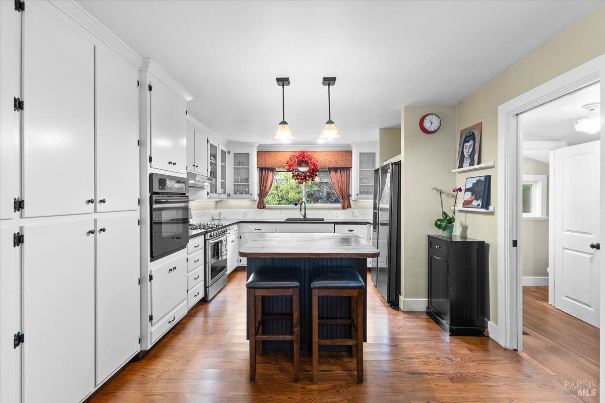 Detail Gallery Image 8 of 34 For 421 University St, Healdsburg,  CA 95448 - 3 Beds | 2/1 Baths