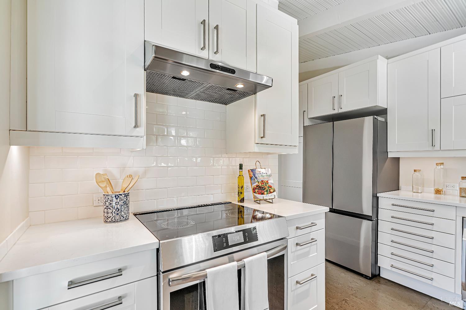 Detail Gallery Image 8 of 23 For 555 Wisteria Way, San Rafael,  CA 94903 - 3 Beds | 2 Baths