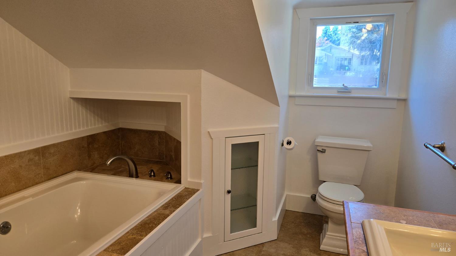 Detail Gallery Image 10 of 46 For 125 Adobe Rd, Penngrove,  CA 94951 - 4 Beds | 3/1 Baths