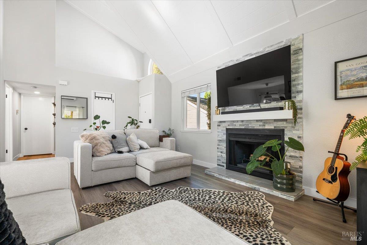 Detail Gallery Image 10 of 39 For 2707 Lakeview Dr, Santa Rosa,  CA 95405 - 2 Beds | 1 Baths