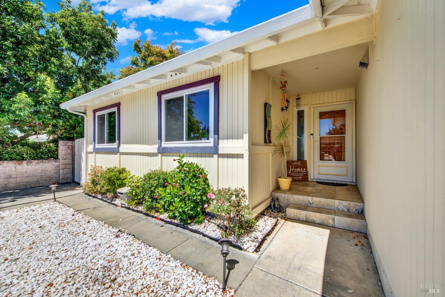 Detail Gallery Image 4 of 35 For 2796 Mankas Blvd, Fairfield,  CA 94534 - 3 Beds | 2 Baths