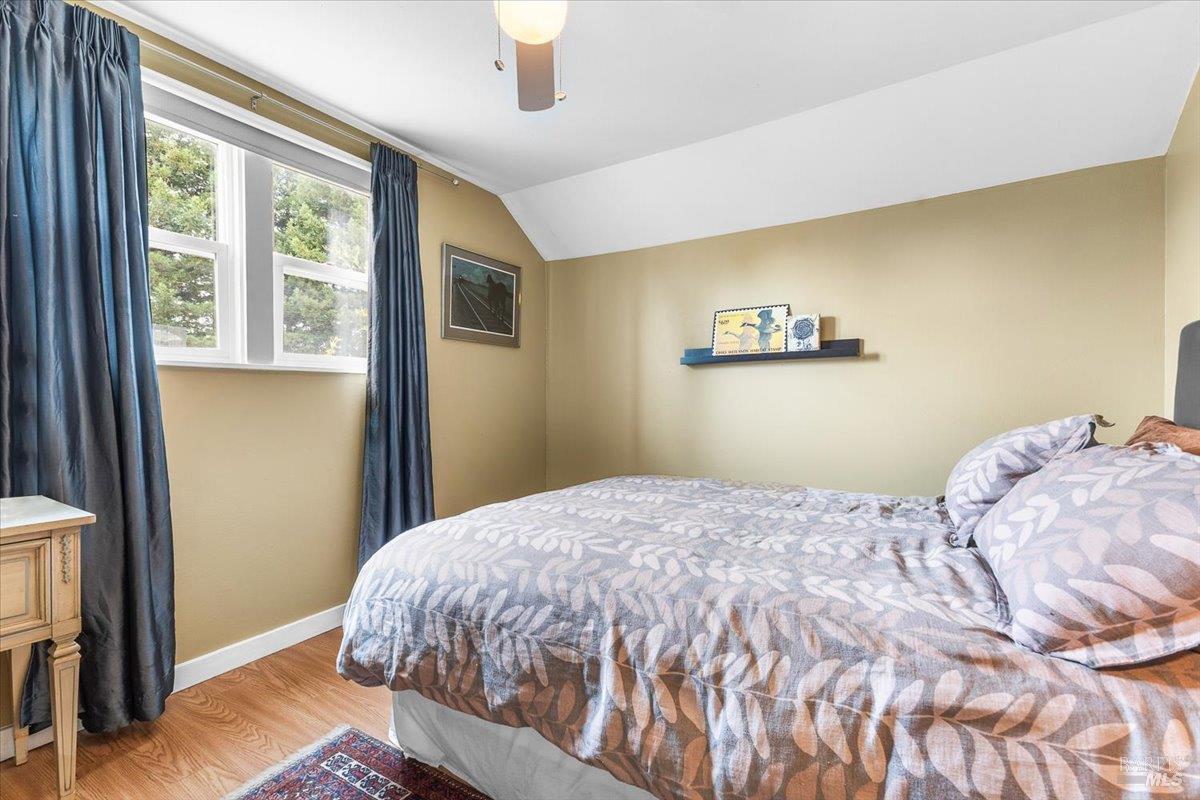 Detail Gallery Image 16 of 34 For 421 University St, Healdsburg,  CA 95448 - 3 Beds | 2/1 Baths