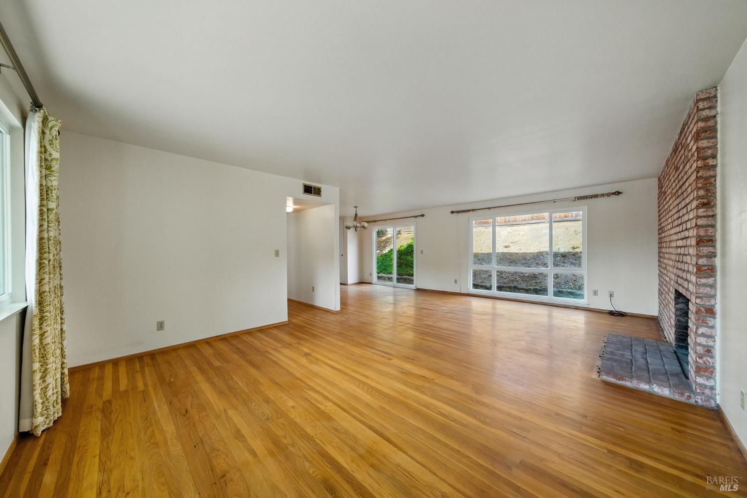 Detail Gallery Image 7 of 51 For 2559 Las Gallinas Ave, San Rafael,  CA 94903 - 5 Beds | 2/1 Baths