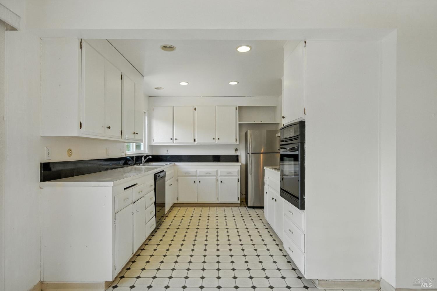 Detail Gallery Image 12 of 51 For 2559 Las Gallinas Ave, San Rafael,  CA 94903 - 5 Beds | 2/1 Baths