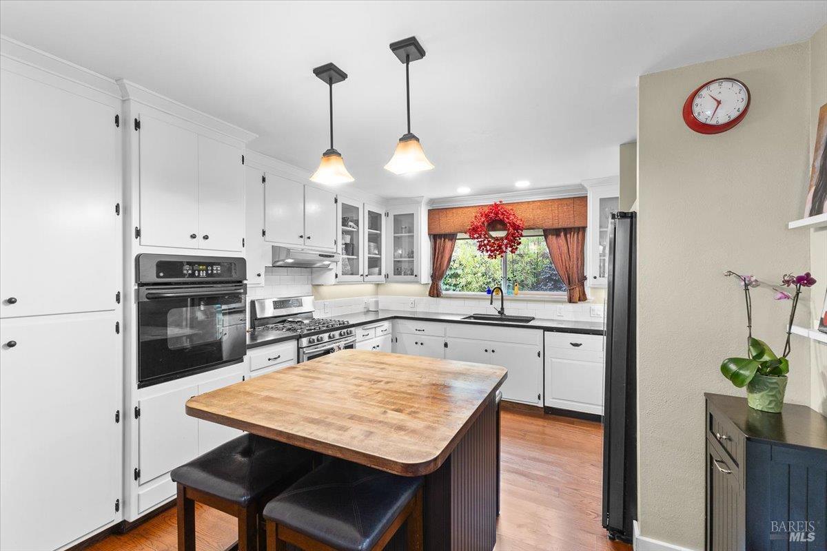 Detail Gallery Image 9 of 34 For 421 University St, Healdsburg,  CA 95448 - 3 Beds | 2/1 Baths