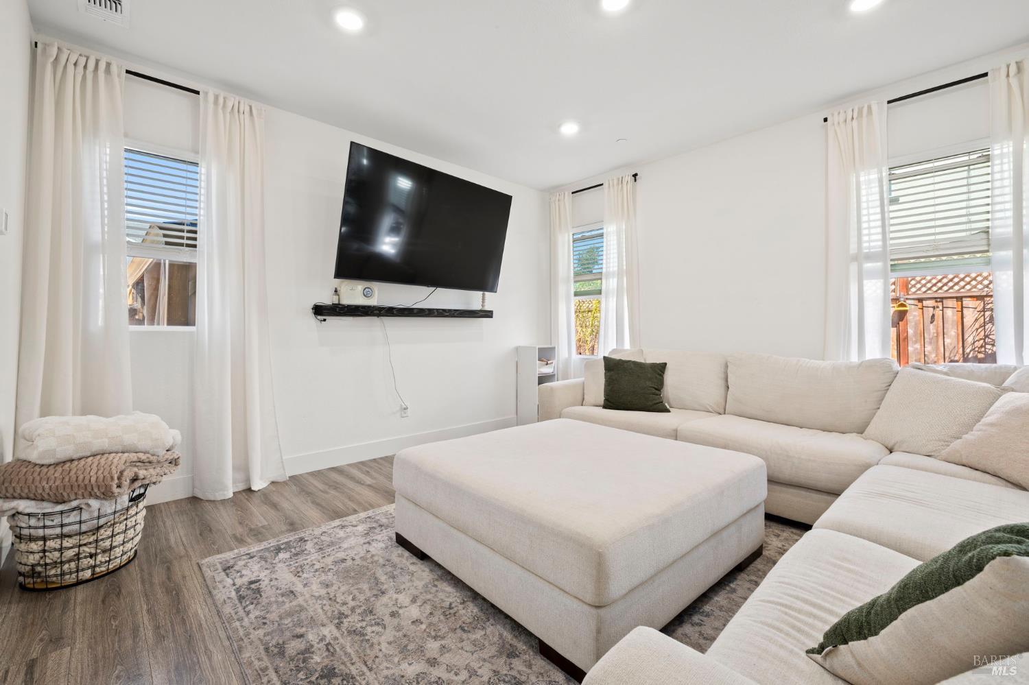 Detail Gallery Image 6 of 25 For 6048 Oak Leaf Pl, Rohnert Park,  CA 94928 - 3 Beds | 2/1 Baths