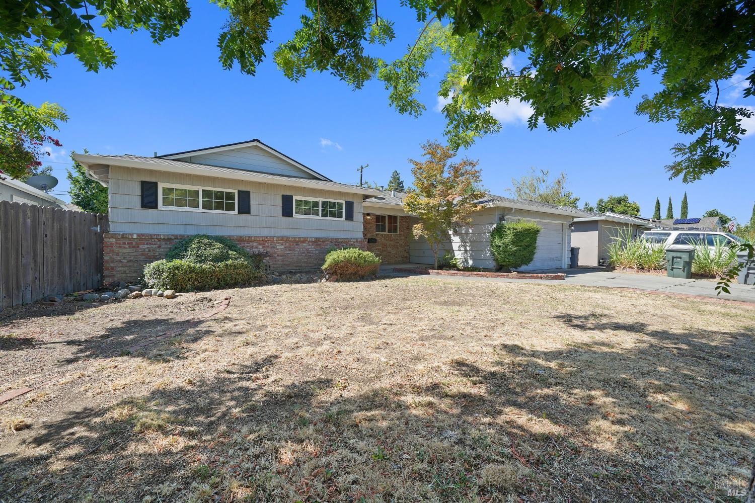 Detail Gallery Image 2 of 42 For 621 W D St, Dixon,  CA 95620 - 3 Beds | 2 Baths