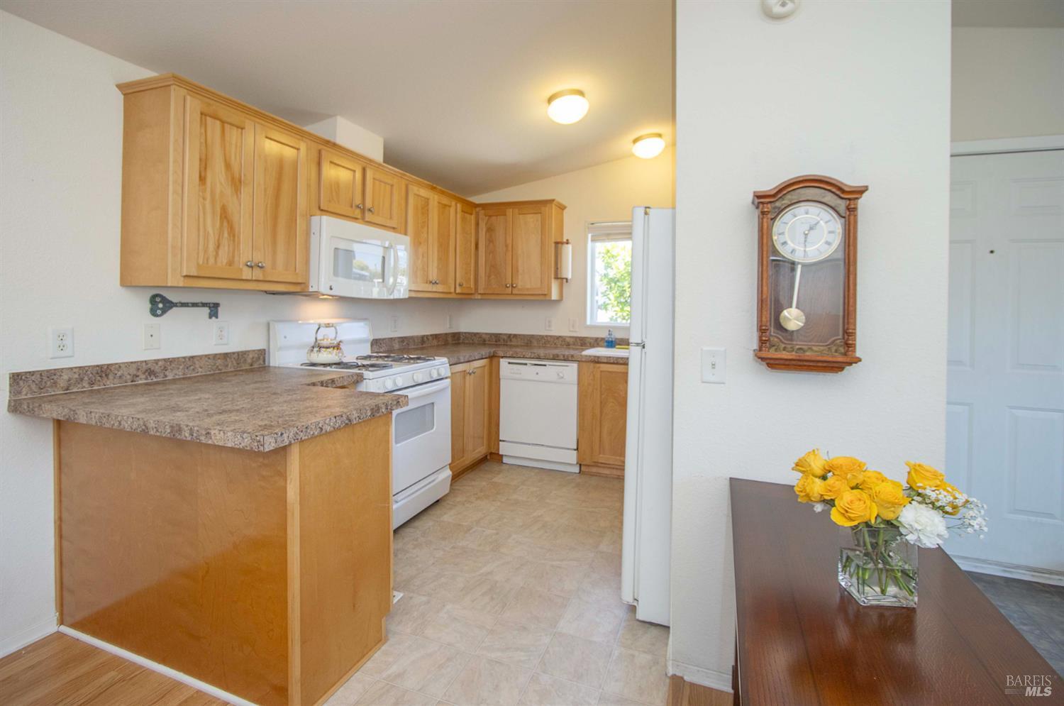 Detail Gallery Image 13 of 33 For 63 Oakwood Dr, Petaluma,  CA 94954 - 3 Beds | 2 Baths