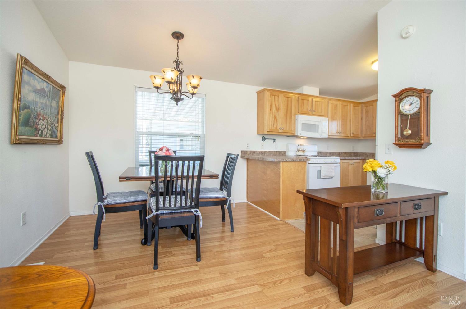 Detail Gallery Image 9 of 33 For 63 Oakwood Dr, Petaluma,  CA 94954 - 3 Beds | 2 Baths