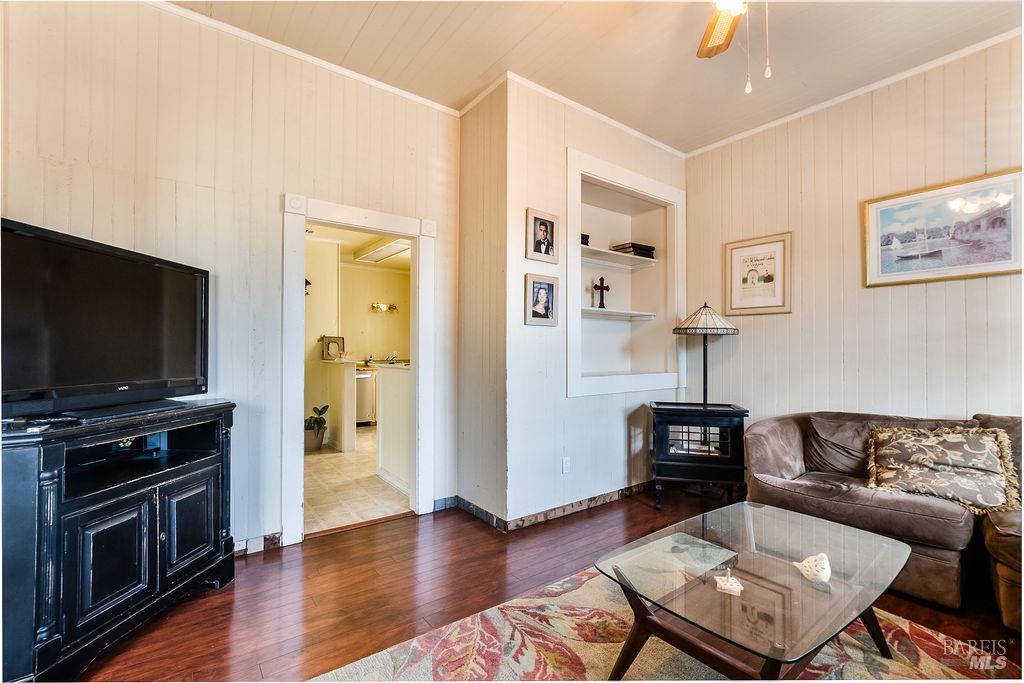 Detail Gallery Image 3 of 42 For 141 E F St, Benicia,  CA 94510 - 2 Beds | 3 Baths
