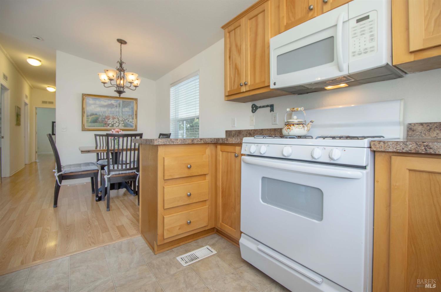Detail Gallery Image 15 of 33 For 63 Oakwood Dr, Petaluma,  CA 94954 - 3 Beds | 2 Baths