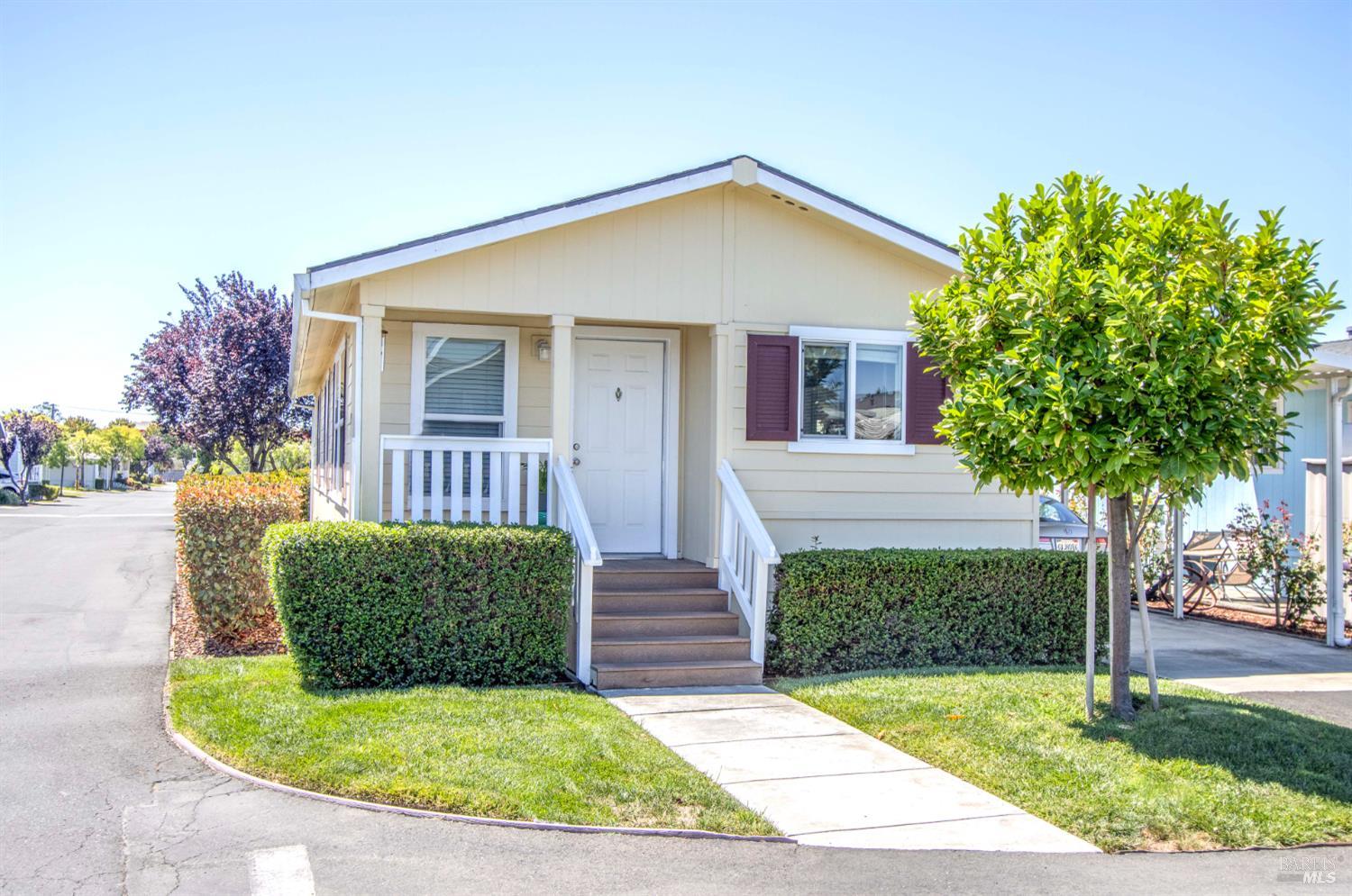 Detail Gallery Image 1 of 33 For 63 Oakwood Dr, Petaluma,  CA 94954 - 3 Beds | 2 Baths