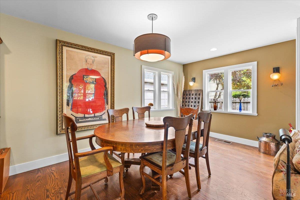 Detail Gallery Image 5 of 34 For 421 University St, Healdsburg,  CA 95448 - 3 Beds | 2/1 Baths