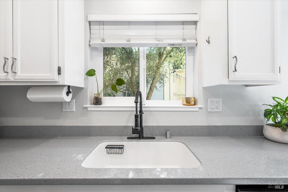 Detail Gallery Image 19 of 39 For 2707 Lakeview Dr, Santa Rosa,  CA 95405 - 2 Beds | 1 Baths