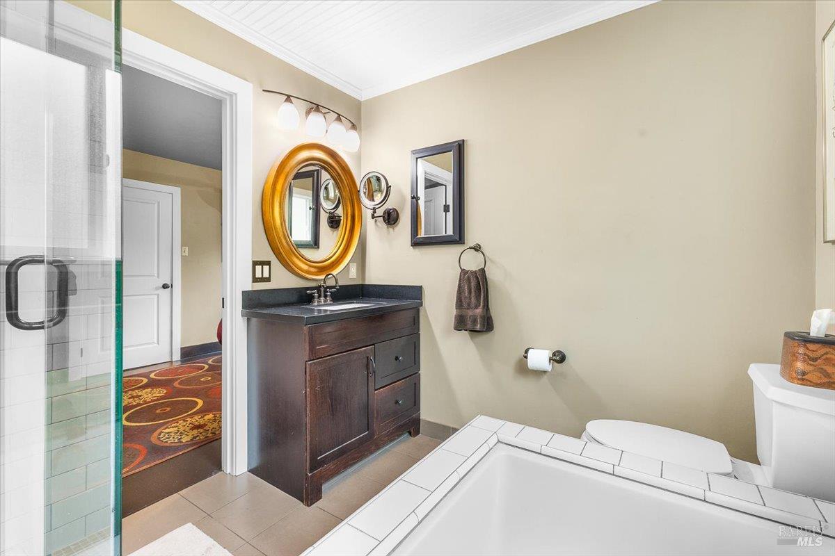 Detail Gallery Image 12 of 34 For 421 University St, Healdsburg,  CA 95448 - 3 Beds | 2/1 Baths