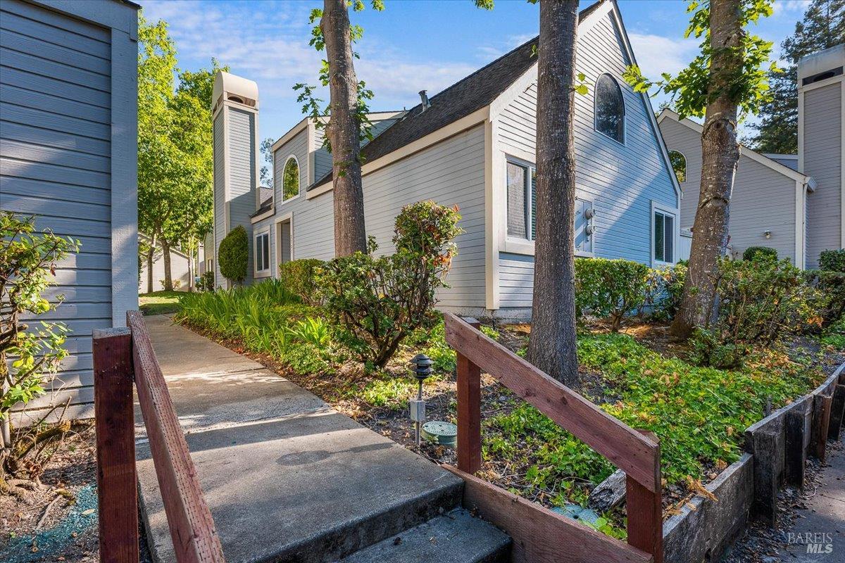 Detail Gallery Image 4 of 39 For 2707 Lakeview Dr, Santa Rosa,  CA 95405 - 2 Beds | 1 Baths