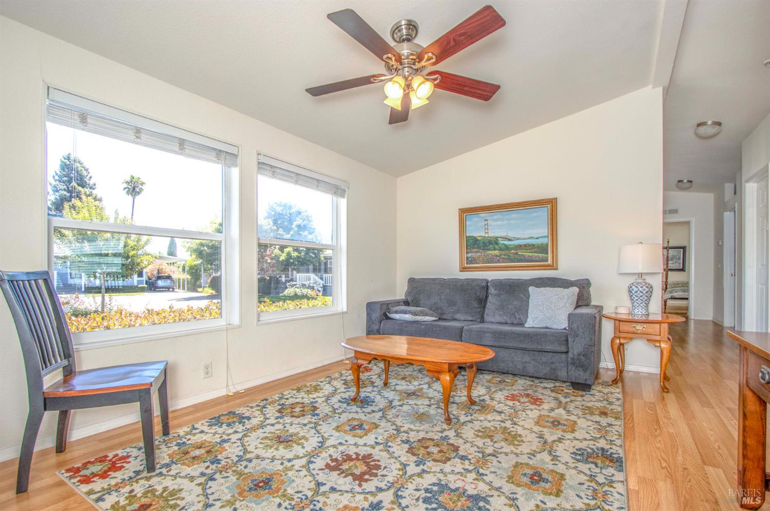 Detail Gallery Image 8 of 33 For 63 Oakwood Dr, Petaluma,  CA 94954 - 3 Beds | 2 Baths
