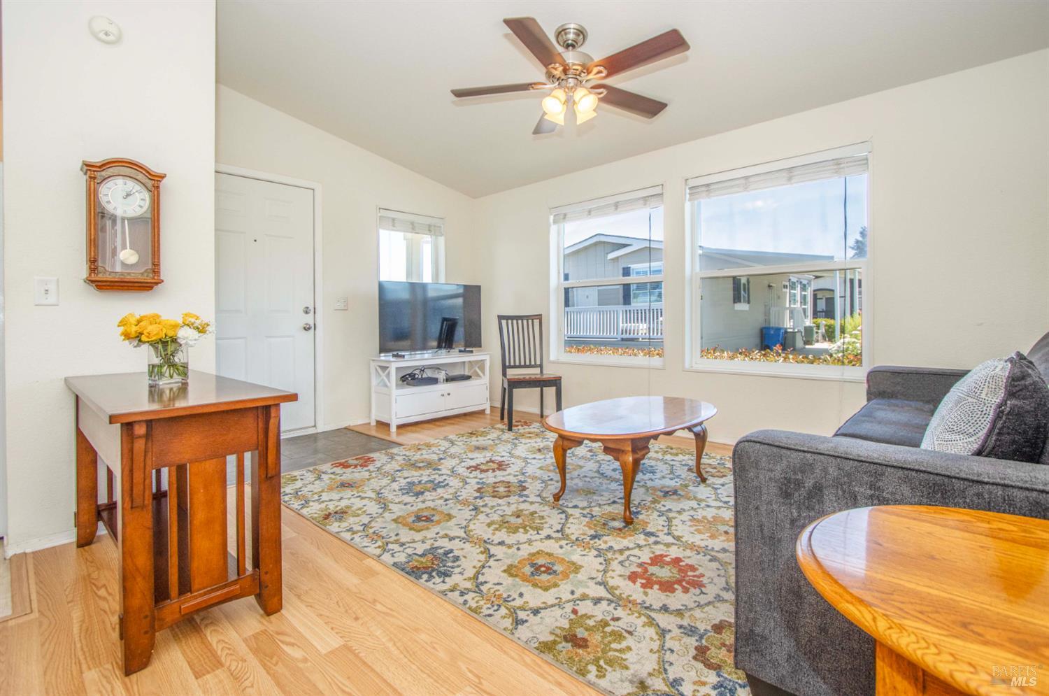 Detail Gallery Image 6 of 33 For 63 Oakwood Dr, Petaluma,  CA 94954 - 3 Beds | 2 Baths