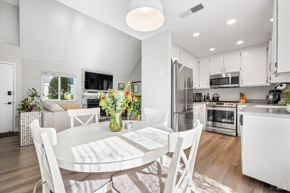 Detail Gallery Image 13 of 39 For 2707 Lakeview Dr, Santa Rosa,  CA 95405 - 2 Beds | 1 Baths