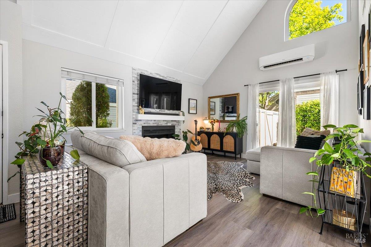 Detail Gallery Image 7 of 39 For 2707 Lakeview Dr, Santa Rosa,  CA 95405 - 2 Beds | 1 Baths