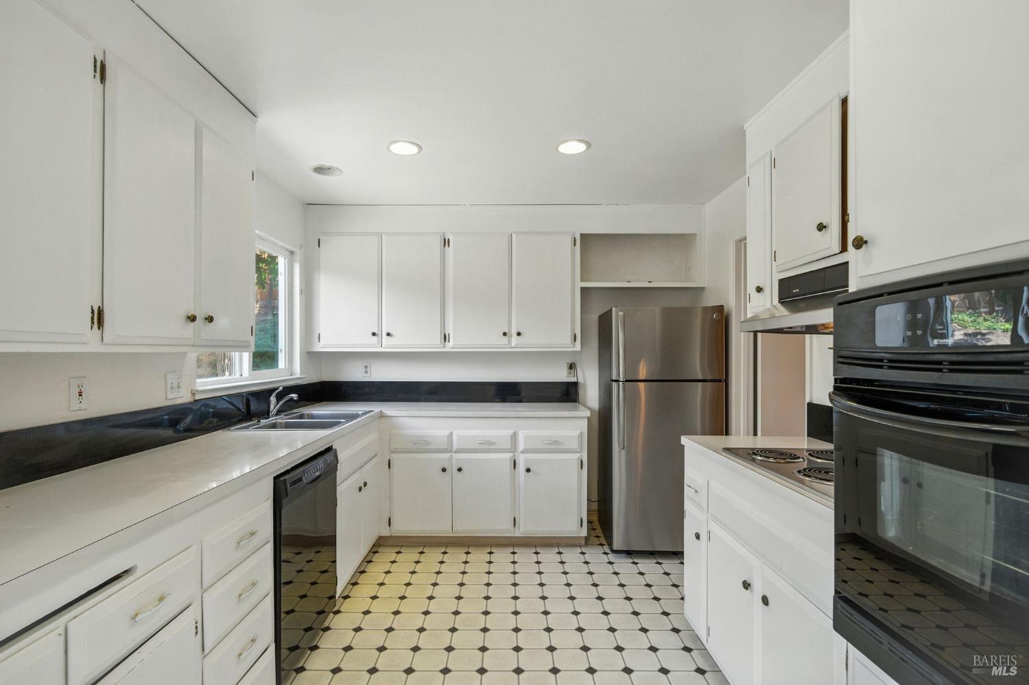 Detail Gallery Image 11 of 51 For 2559 Las Gallinas Ave, San Rafael,  CA 94903 - 5 Beds | 2/1 Baths
