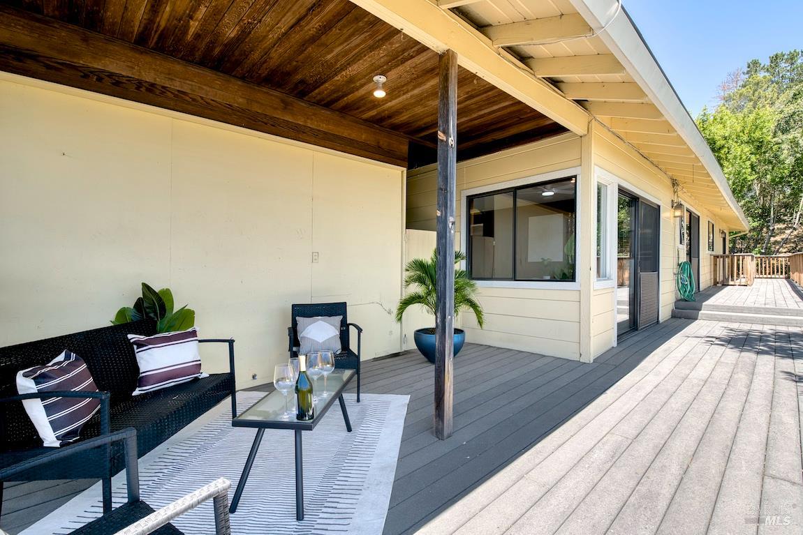 Detail Gallery Image 19 of 54 For 76 Oak Springs Dr, San Anselmo,  CA 94960 - 5 Beds | 3/1 Baths