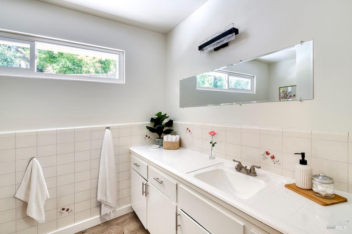 Detail Gallery Image 27 of 54 For 76 Oak Springs Dr, San Anselmo,  CA 94960 - 5 Beds | 3/1 Baths