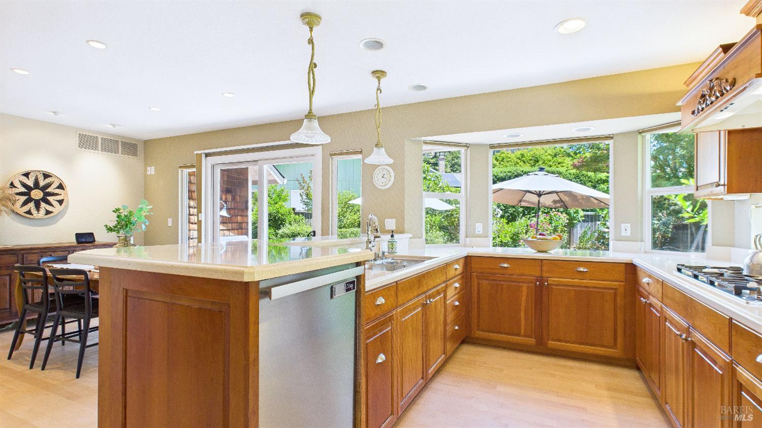 Detail Gallery Image 4 of 63 For 5212 Beaumont Way, Santa Rosa,  CA 95409 - 3 Beds | 2/1 Baths