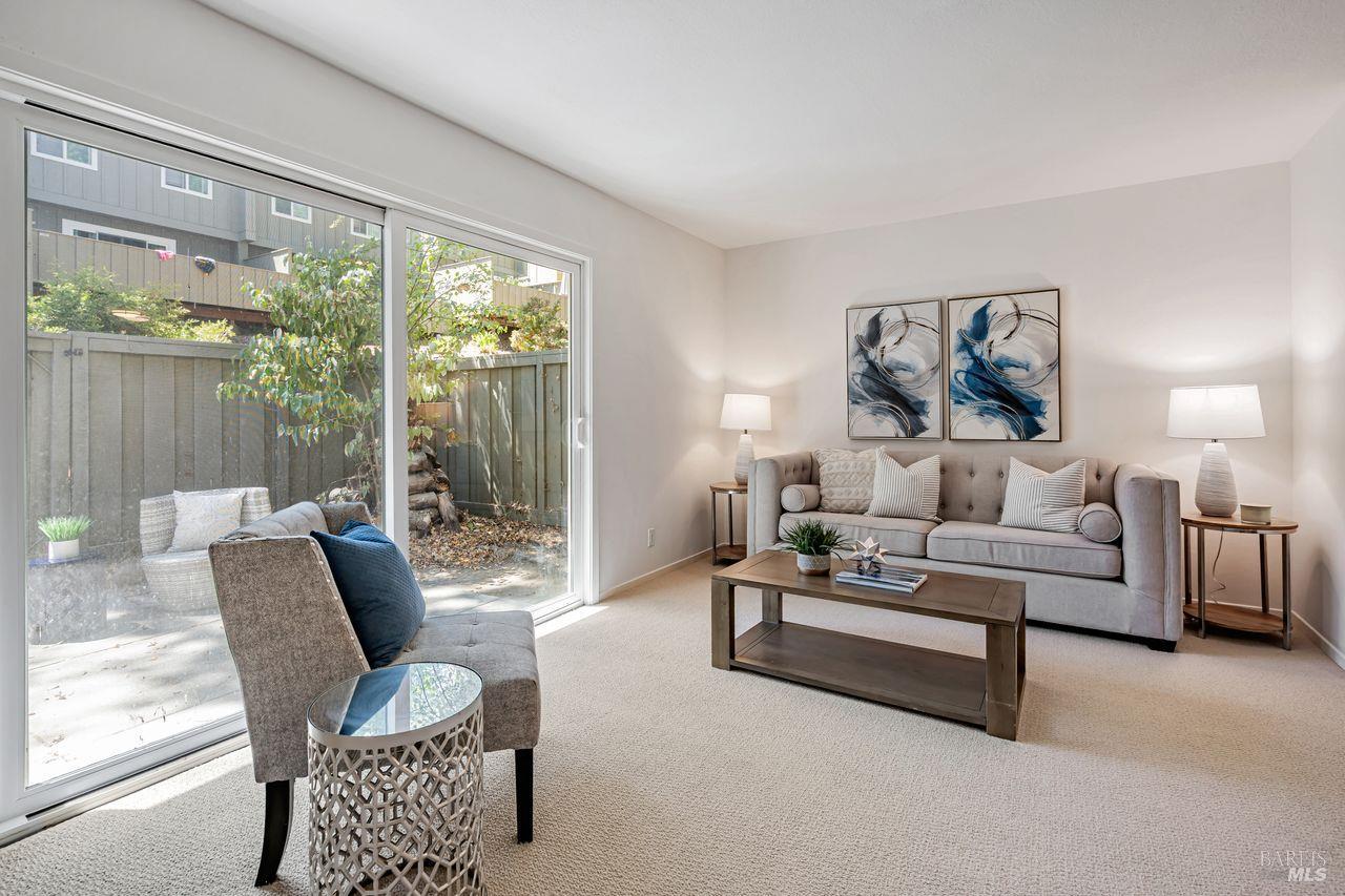 Detail Gallery Image 4 of 36 For 1267 Valley Oak Ct #F,  Novato,  CA 94947 - 3 Beds | 1/1 Baths