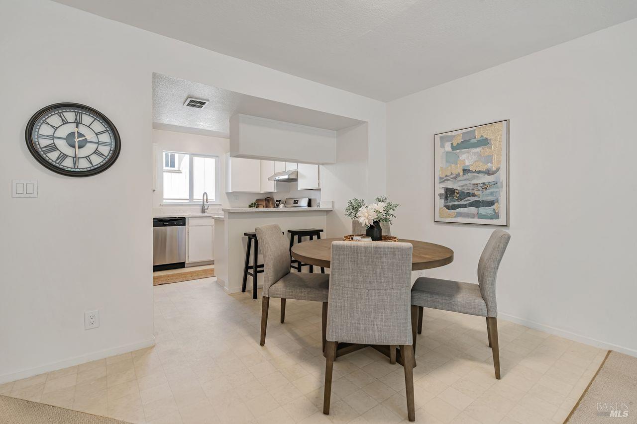 Detail Gallery Image 16 of 36 For 1267 Valley Oak Ct #F,  Novato,  CA 94947 - 3 Beds | 1/1 Baths