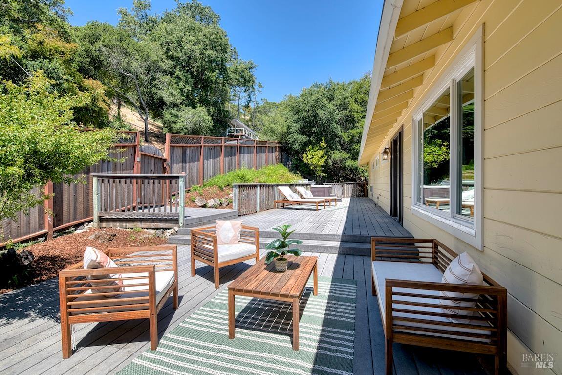 Detail Gallery Image 14 of 54 For 76 Oak Springs Dr, San Anselmo,  CA 94960 - 5 Beds | 3/1 Baths