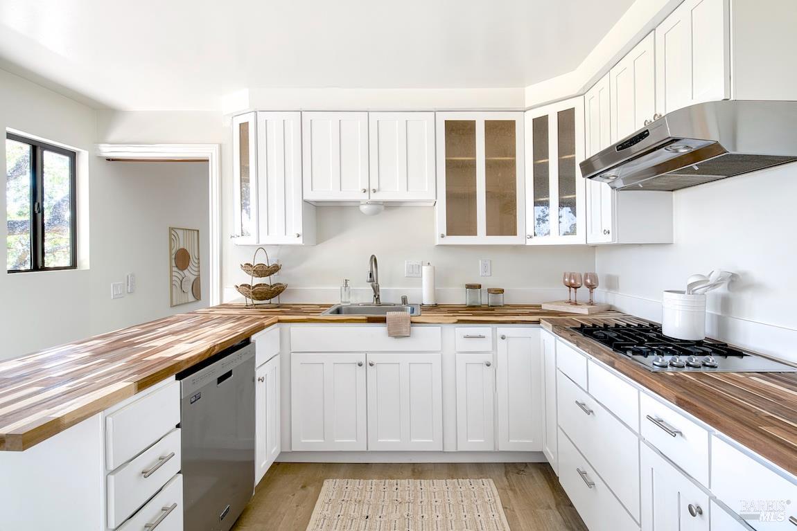 Detail Gallery Image 9 of 54 For 76 Oak Springs Dr, San Anselmo,  CA 94960 - 5 Beds | 3/1 Baths