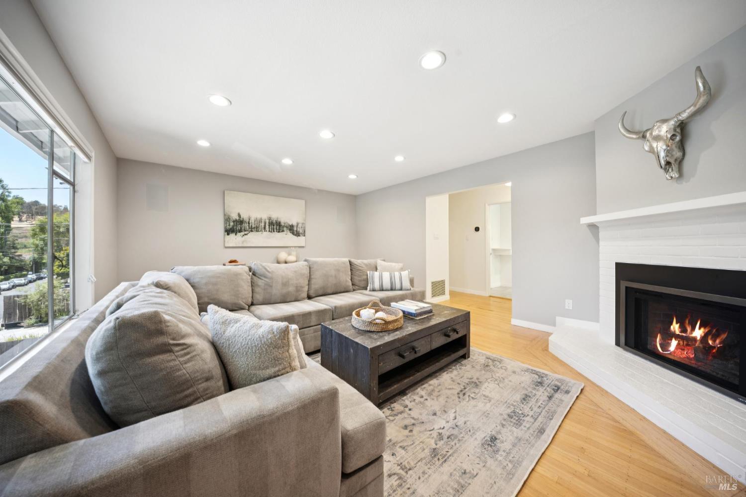 Detail Gallery Image 4 of 47 For 31 Knoll Ln, Mill Valley,  CA 94941 - – Beds | – Baths