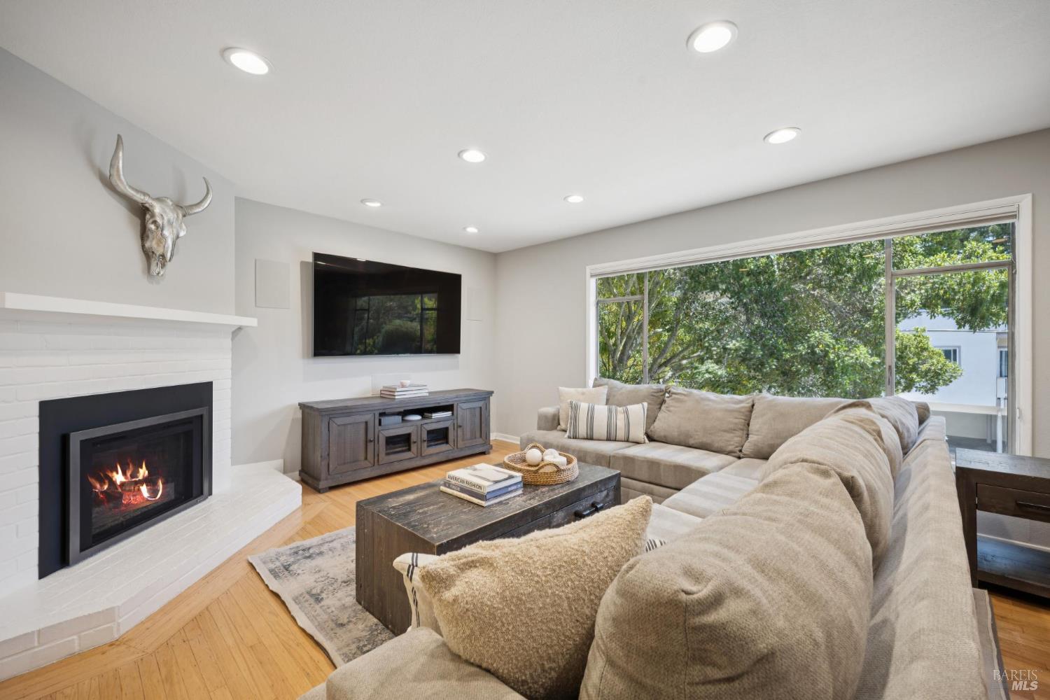 Detail Gallery Image 2 of 47 For 31 Knoll Ln, Mill Valley,  CA 94941 - – Beds | – Baths