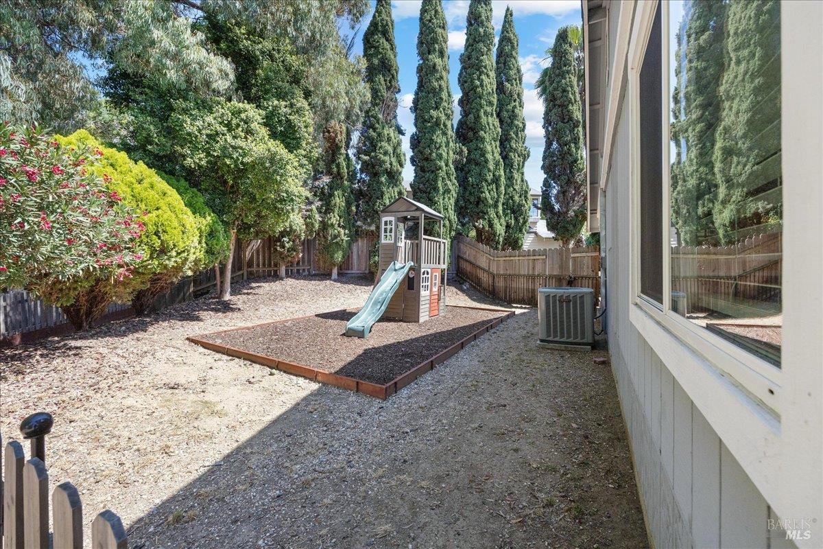 Detail Gallery Image 2 of 38 For 138 Compass Ct, Vallejo,  CA 94590 - 2 Beds | 1 Baths