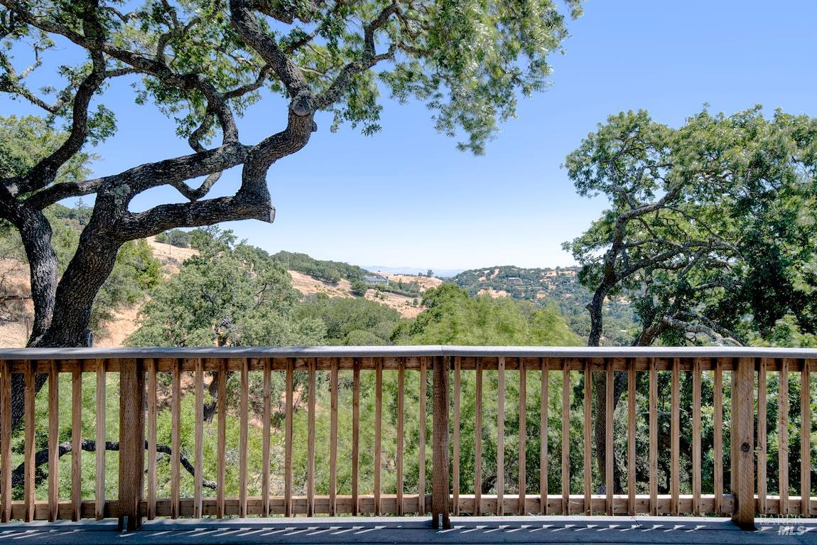 Detail Gallery Image 20 of 54 For 76 Oak Springs Dr, San Anselmo,  CA 94960 - 5 Beds | 3/1 Baths