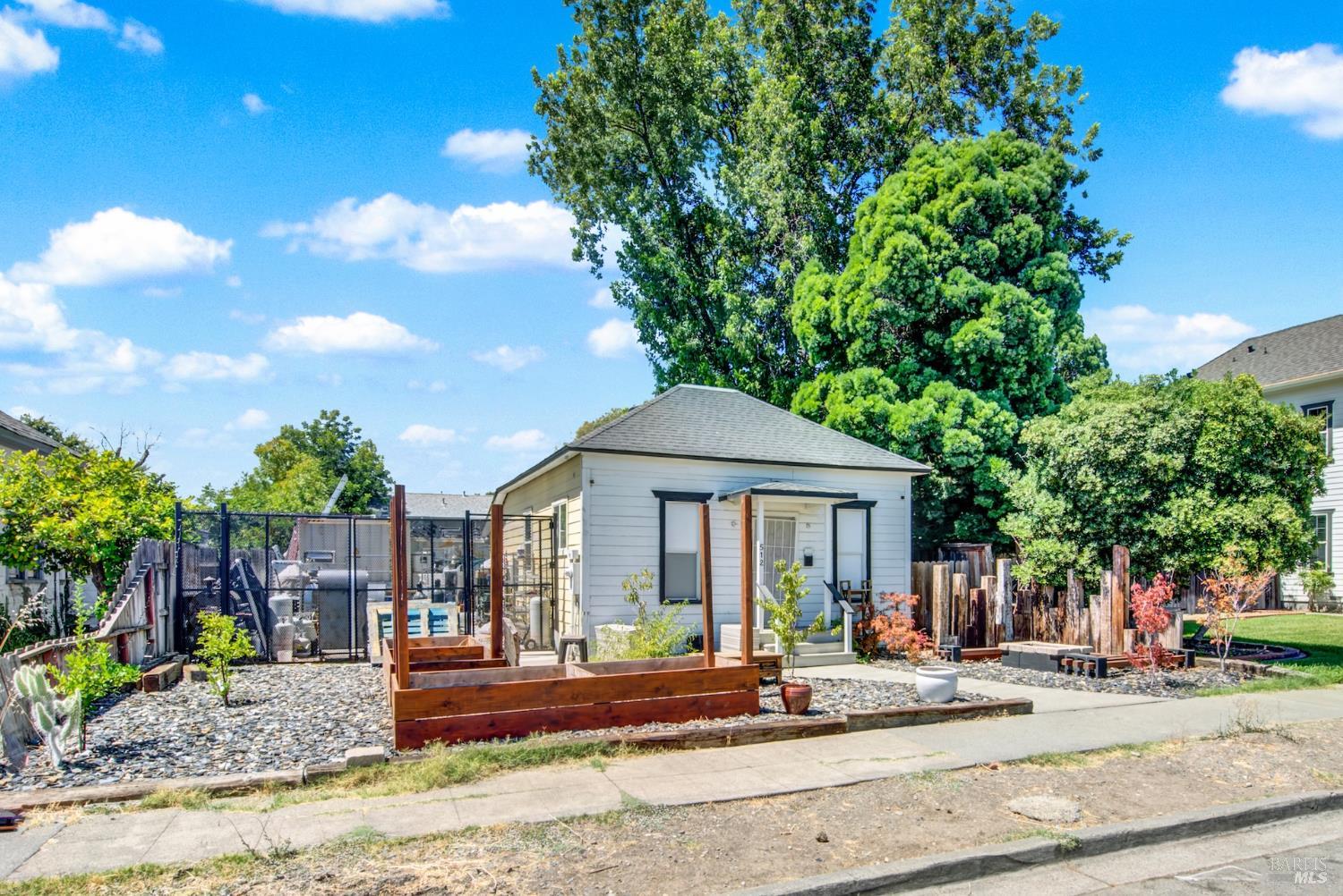 Detail Gallery Image 3 of 27 For 512 Davis St, Vacaville,  CA 95688 - 2 Beds | 2 Baths