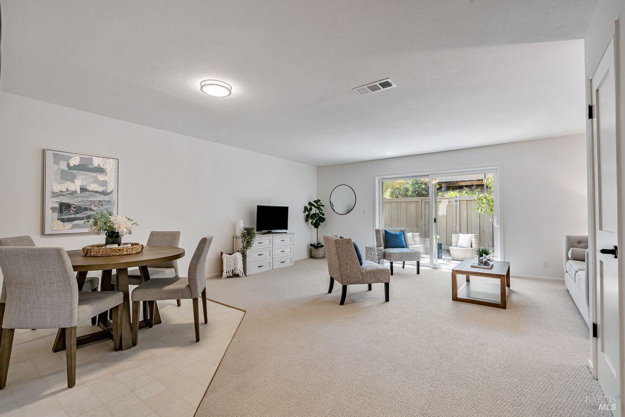 Detail Gallery Image 3 of 36 For 1267 Valley Oak Ct #F,  Novato,  CA 94947 - 3 Beds | 1/1 Baths